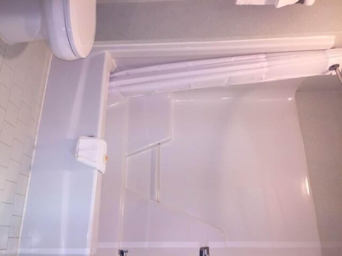 Bathroom 3, Days Inn by Wyndham Royston, Hart