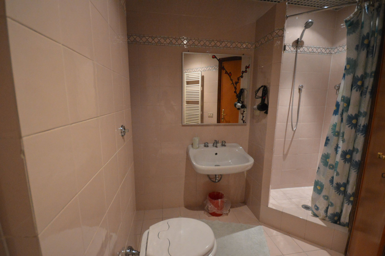 Bathroom 4, Alexis, Rome