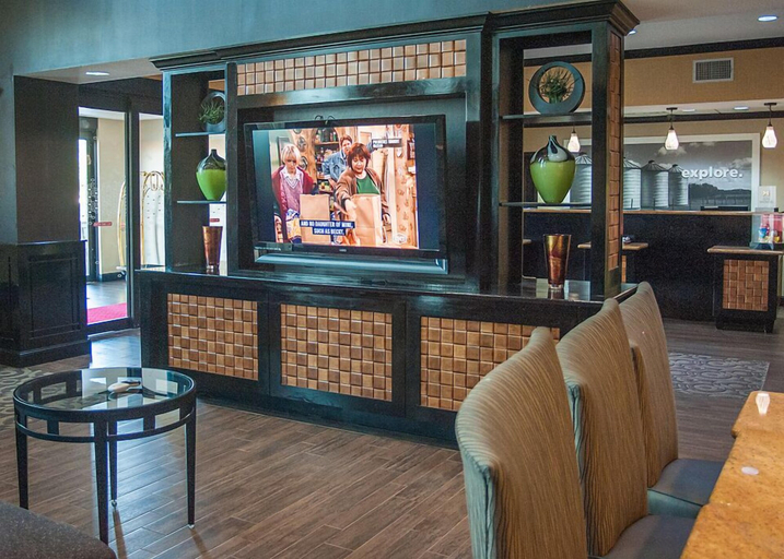 Food & Drinks 5, Hampton Inn & Suites Palestine, Anderson