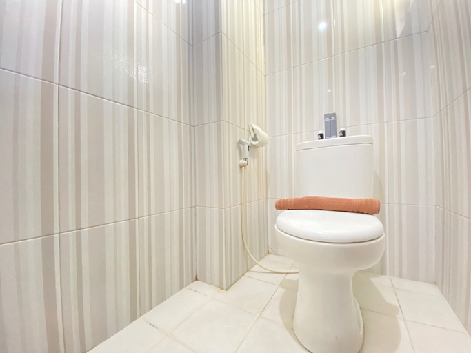 Bathroom 3, Simply 3BR Apartment at Gateway Ahmad Yani Cicadas, Bandung