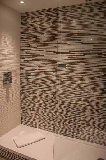 Bathroom 5, Mercure Darlington Kings Hotel, Darlington