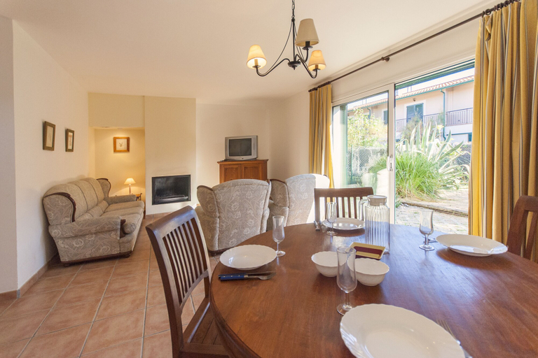 Others 5, Villa Mas Pinell 73, Girona