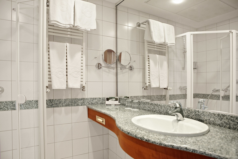 Bathroom 5, Hotel Carbona Thermal Spa, Hévíz/Keszthely