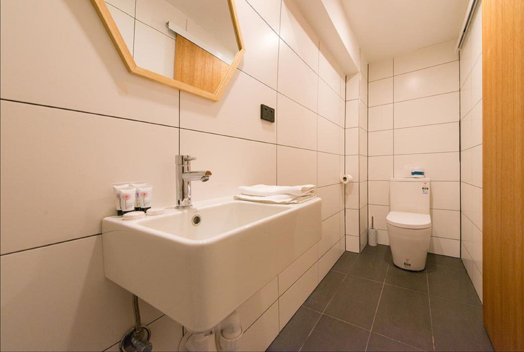 Bathroom 5, Blue Hills Motel, Hobart