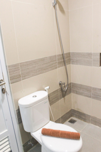 Bathroom 5, Studio Guesthouse near Central Park, West Jakarta