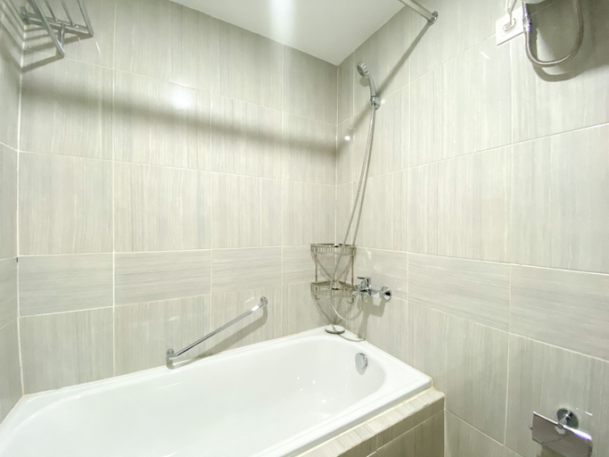 Bathroom 5, Good Deal and Elegant Studio Vasanta Innopark Apartment By Travelio, Cikarang