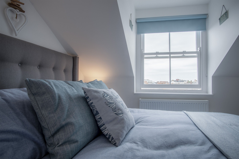 Bedroom 2, Ramsey Apartment - 2 Bedroom - Tenby, Pembrokeshire