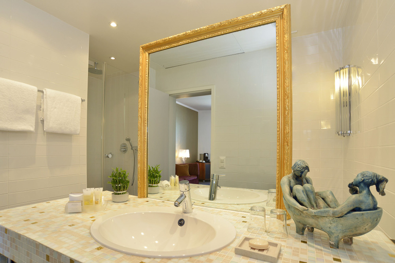 Bathroom 5, The Ambassador, Genève