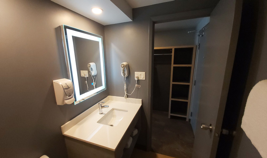 Bedroom 5, Americana Waterpark Resort and Spa, Niagara