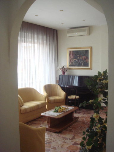 Others 5, Hotel Arcade, Rimini