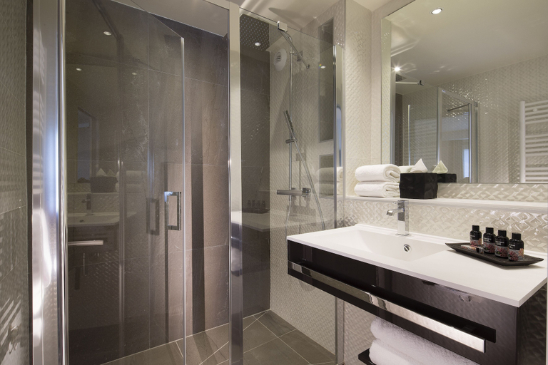 Bathroom 4, Hotel Elysees 8, Paris