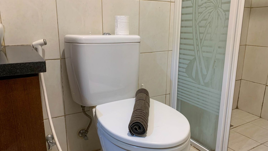 Bathroom 5, Gorgeous and Comfy 2BR at Thamrin Executive Apartment By Travelio, Jakarta Pusat