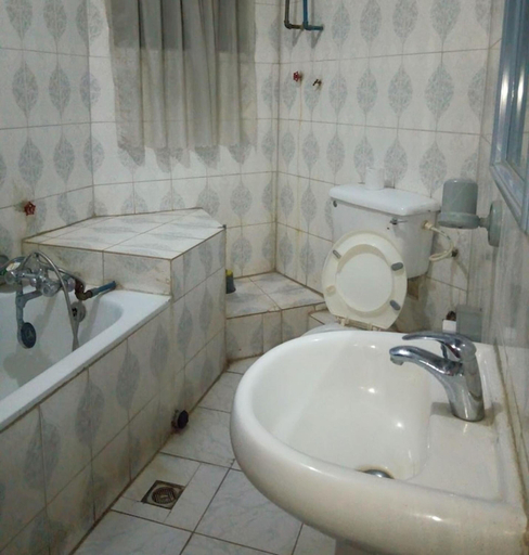Bathroom, Hail Henrietta Hotel, Egbeda