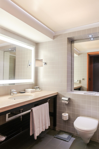 Bathroom 5, Sheraton Bucharest Hotel, Municipiul Bucuresti