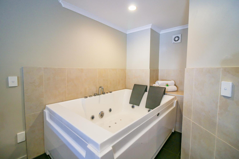 Bathroom 3, Aotea Motor Lodge, Wanganui