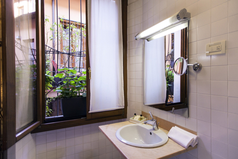 Bathroom 5, Hotel Columbia, Rome