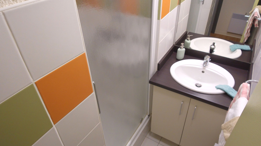 Bathroom 4, VVF Sud Aveyron, Brusque, Aveyron