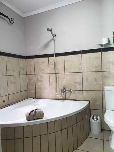 Bathroom 3, Misty Mountains, Vhembe