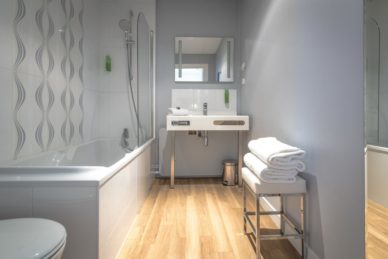 Bathroom 4, Best Western Hotel De France, Ain