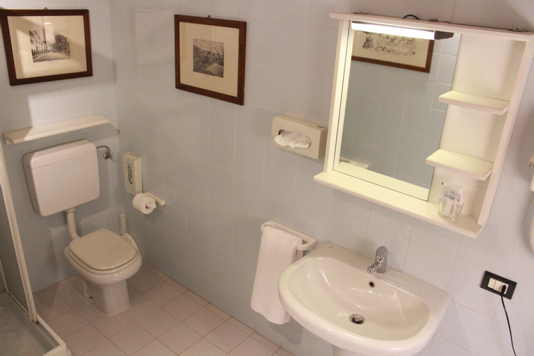 Bedroom 4, Hotel Portici, Cuneo