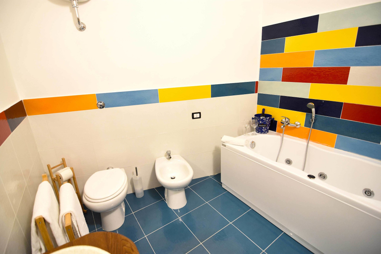 Bathroom 5, Sunrise Luxury, Napoli