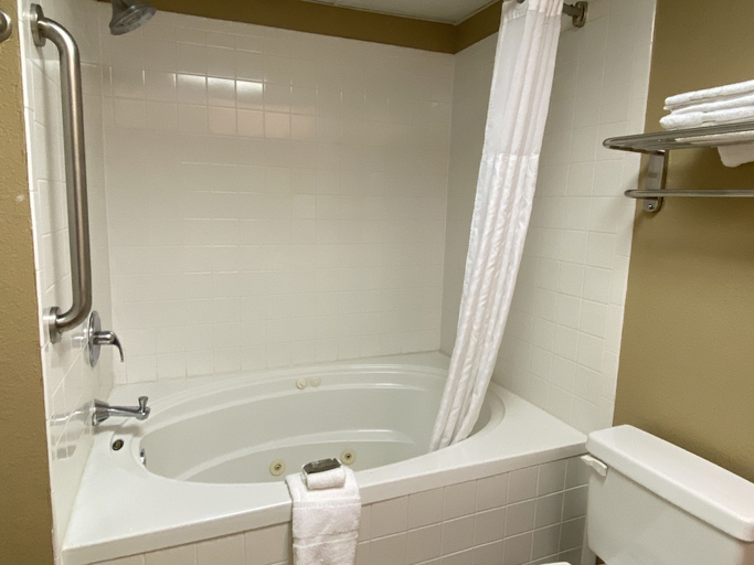 Bathroom 4, Country Inn & Suites by Radisson, Dunn I-95, Harnett