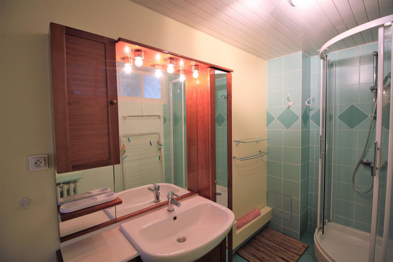 Bathroom, Arcachon Grand Hotel, Gironde