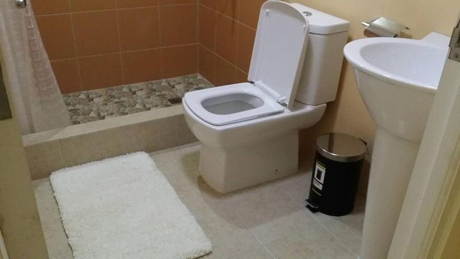 Bathroom 3, Villa Del Faro, Calatagan