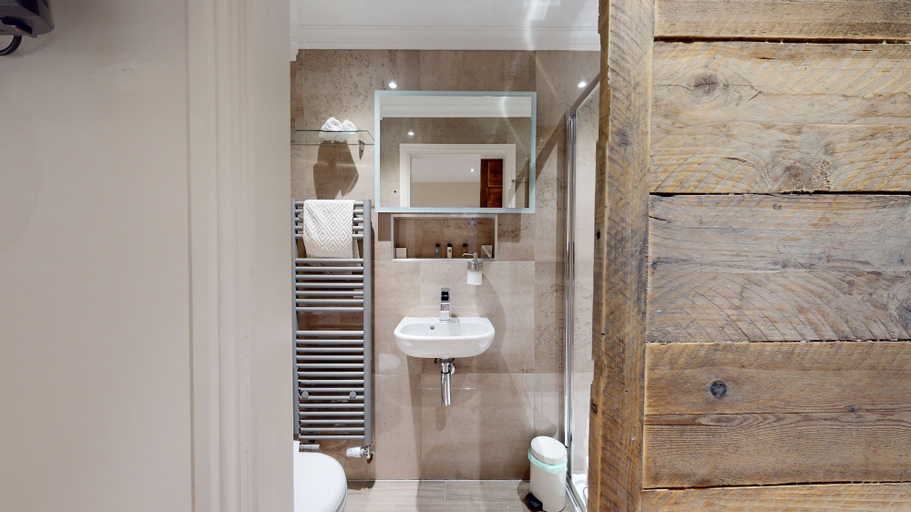 Bathroom 4, Devonshire Arms, Derbyshire