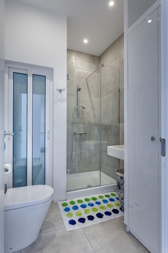 Bathroom, Modern Seaview Apartment In a Prime Location