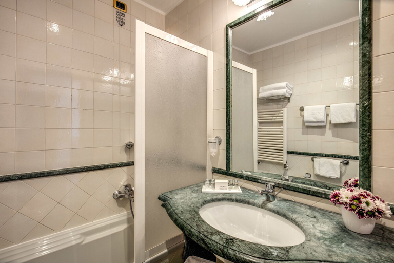 Bathroom 4, Hotel Villafranca, Roma