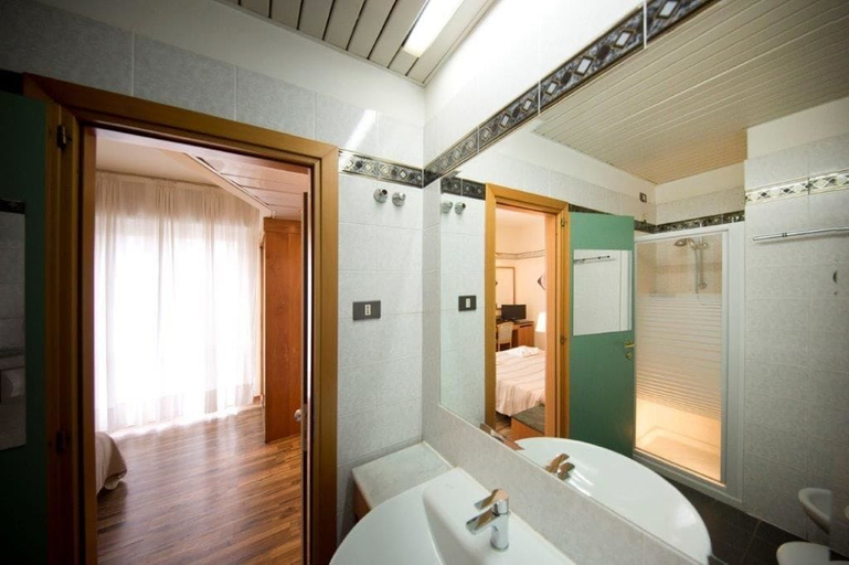 Bathroom 5, Hotel Marina Bay, Rimini