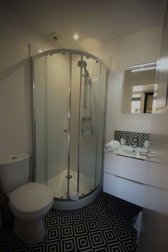 Bathroom 5, Kyriad Direct Bordeaux Sud - Cestas, Gironde
