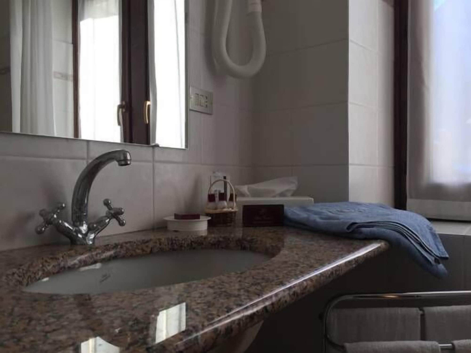 Bathroom 3, Centrale, Aosta
