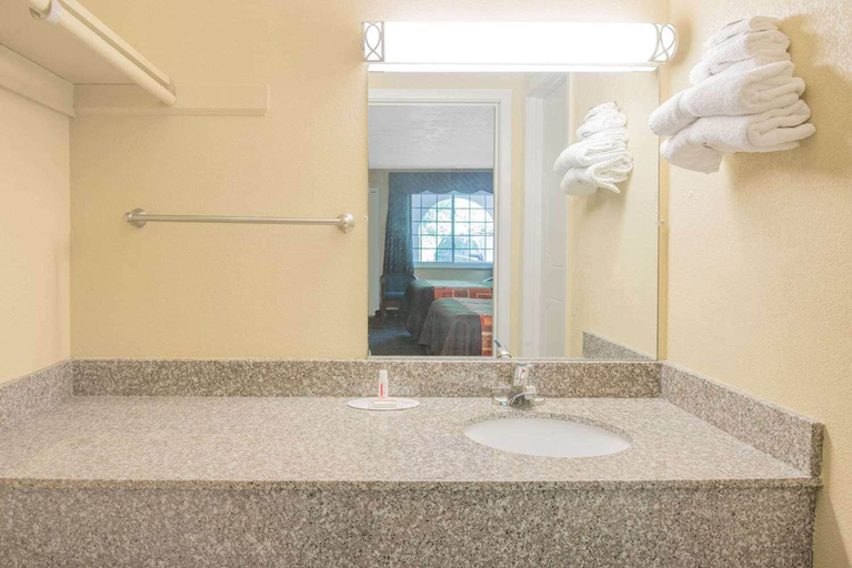 Bathroom 4, Travelodge by Wyndham Mansfield, Richland