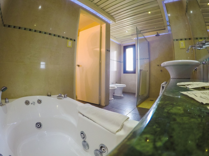 Bathroom 3, Hotel Alkazar, Capital