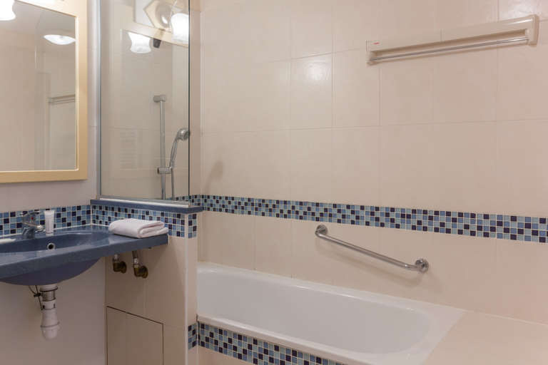 Bathroom 4, Pierre & Vacances Residence Heliotel Marine, Alpes-Maritimes