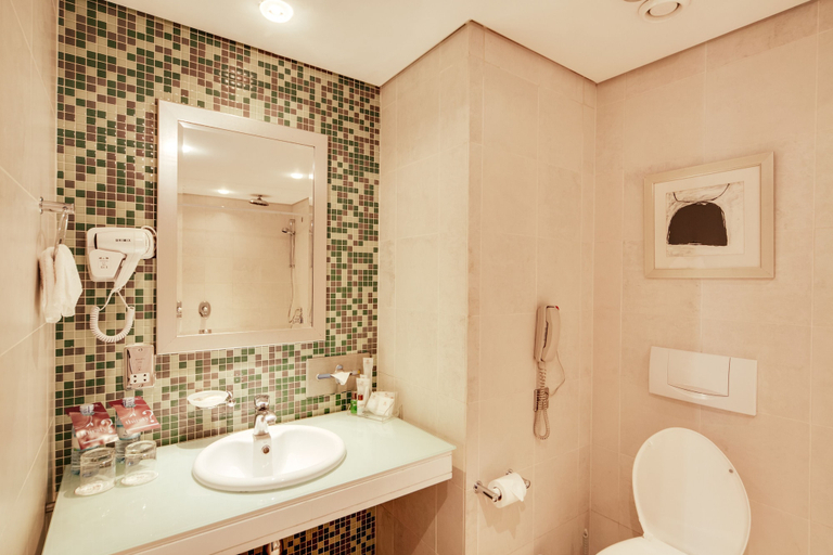 Bathroom 5, Sheraton Kampala Hotel, Kampala