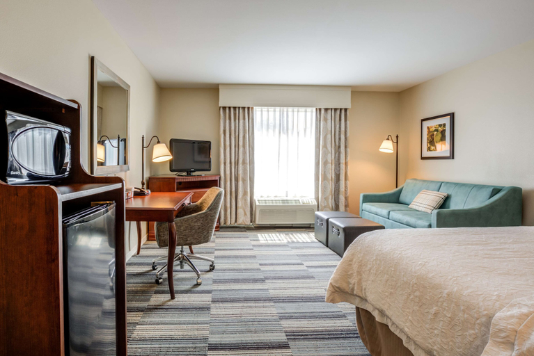 Bedroom 3, Hampton Inn & Suites Westford-Chelmsford, Middlesex