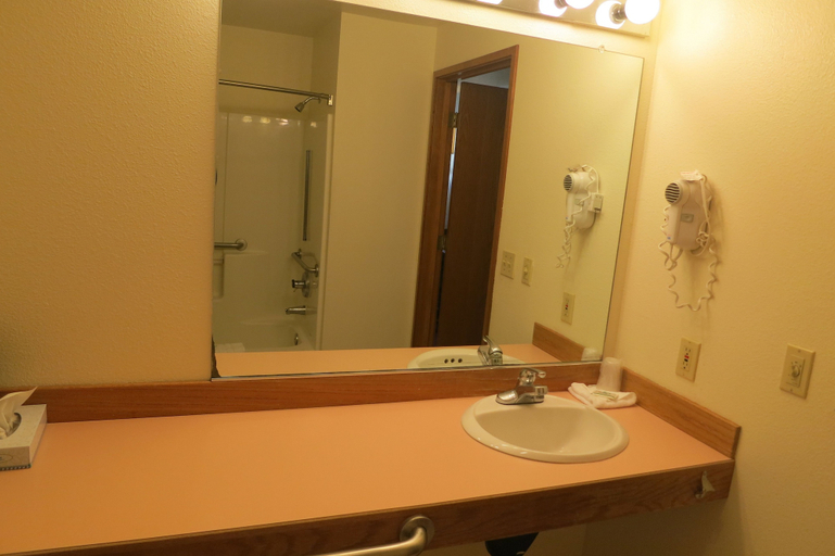 Bathroom 4, Bay City Inn, Whatcom