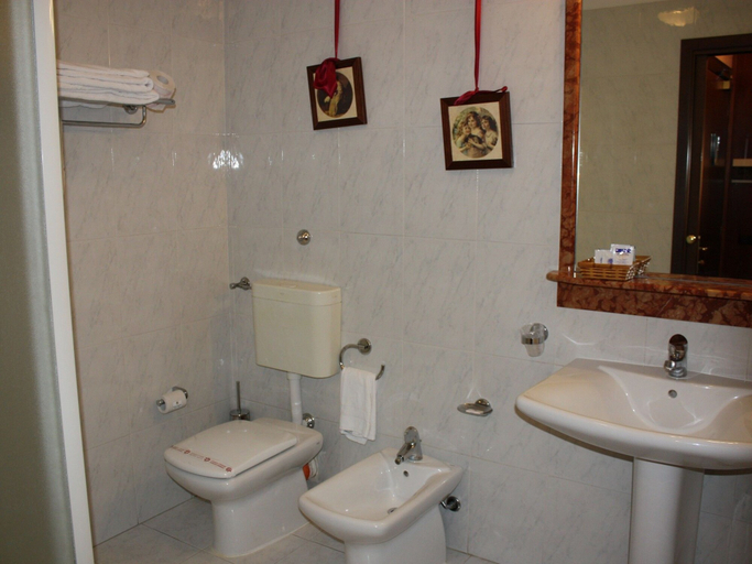 Bathroom 4, Hotel Baglio Conca D'Oro, Palermo
