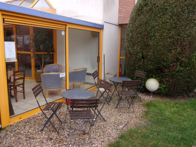 Others 5, Kyriad Chantilly, Oise