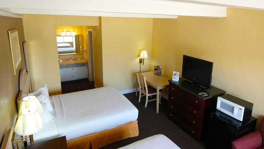 Bedroom 2, Ambassadors Inn & Suites, Virginia Beach