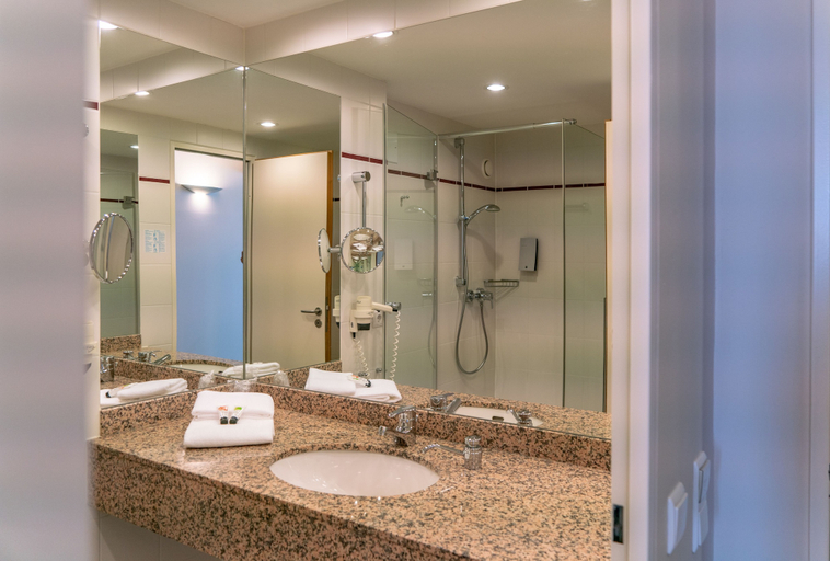 Bathroom 4, Globana Airport Hotel, Nordsachsen