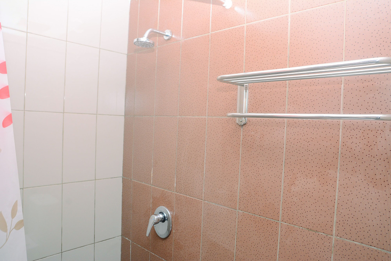 Bathroom 5, Fabulous 1BR Apartment at Atlanta Residences By Travelio, Depok