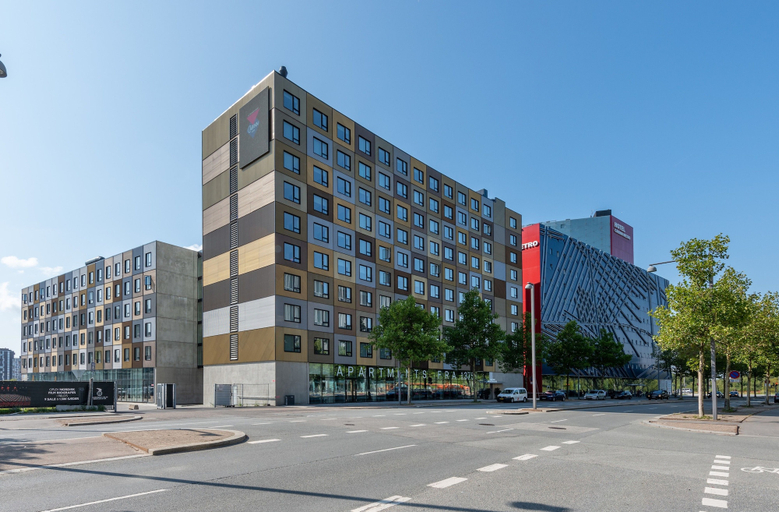Exterior & Views