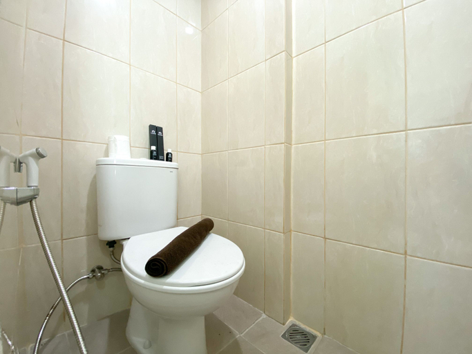 Bathroom 5, Modern Studio (No Kitchen) Apartment at Osaka Riverview PIK 2 By Travelio, Tangerang