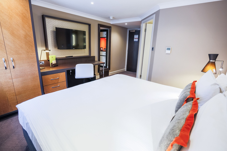 Bedroom 2, DoubleTree by Hilton London - Ealing Hotel, London