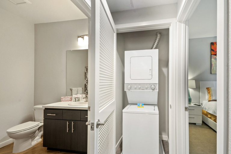 Bathroom 4, Bluebird Suites near Facebook HQ, San Mateo