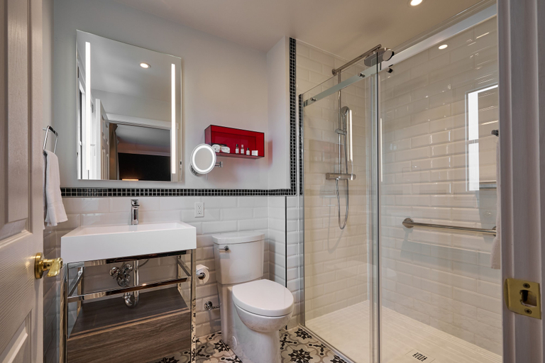 Bathroom 5, Hotel Bonaparte, Montréal